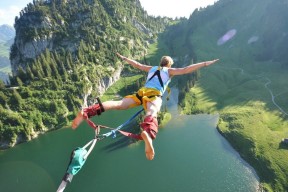 教练团队大调整，引发外界猜测和讨论，教练带队