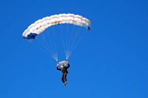 比赛中球队在绝境中挣扎，终于获得胜利，比赛中球队在绝境中挣扎,终于获得胜利了