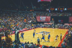 球员在比赛中展现出了顽强的战斗精神，球员们在赛场上展现